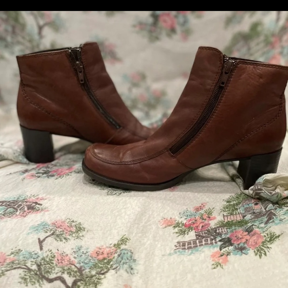 Covington Brown leather ankle Boots 8.5